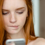 Cyber-Dating kann ziemlich nervenaufreibend sein. Die negativen Auswirkungen auf die Psyche sollte man keinesfalls ignorieren.