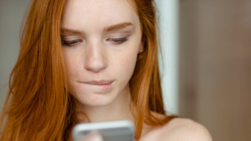 Cyber-Dating kann ziemlich nervenaufreibend sein. Die negativen Auswirkungen auf die Psyche sollte man keinesfalls ignorieren.