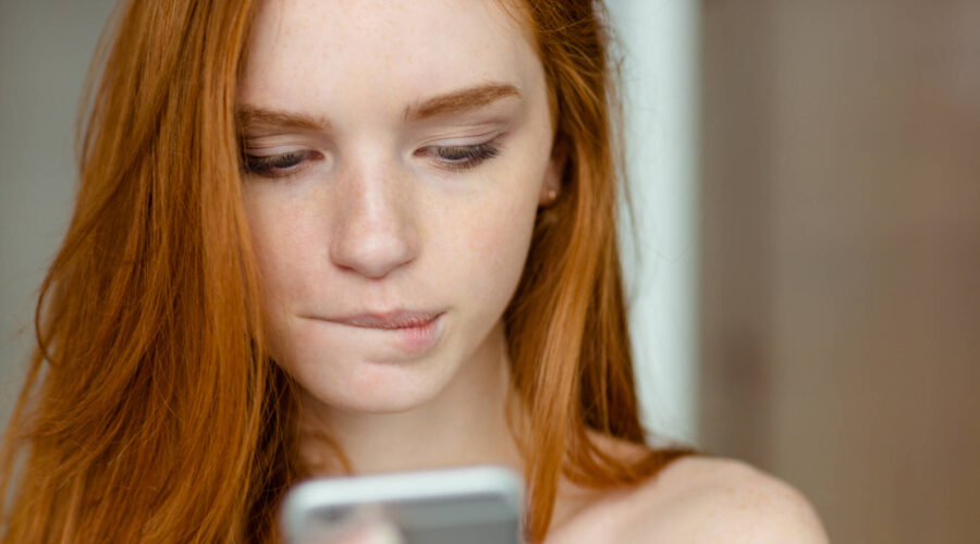 Cyber-Dating kann ziemlich nervenaufreibend sein. Die negativen Auswirkungen auf die Psyche sollte man keinesfalls ignorieren.