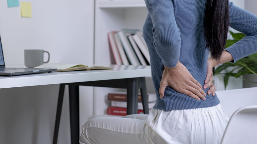 Rückenschmerzen können sehr belastend sein. Oft haben sie auch psychische Ursachen, aber hier kann man vorbeugend gegensteuern.