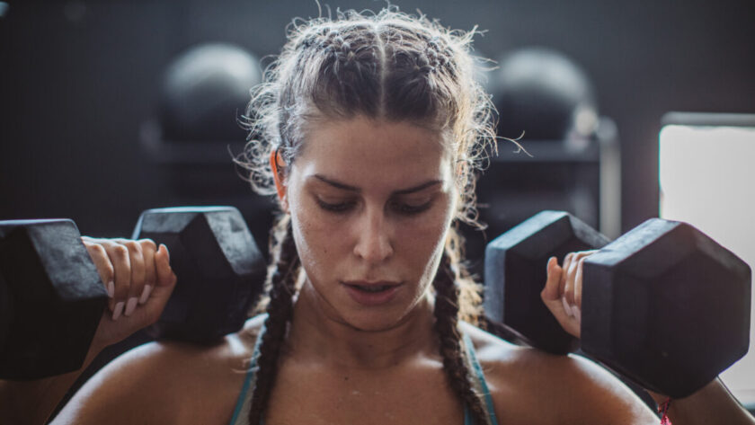 Training mit freien Gewischten oder mit Maschinen, was ist besser für Frauen?