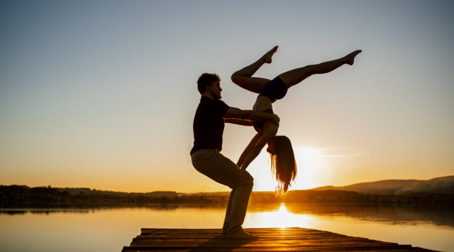 Welche Acro Yoga - Grundstellungen eignen sich für Anfänger:innen?