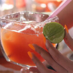 Iced Coffee, Aperol Spritz und Matcha – die angesagtesten Sommerdrinks jetzt als stylische Maniküre-Looks.