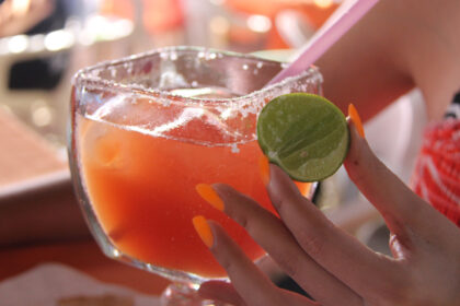 Iced Coffee, Aperol Spritz und Matcha – die angesagtesten Sommerdrinks jetzt als stylische Maniküre-Looks.