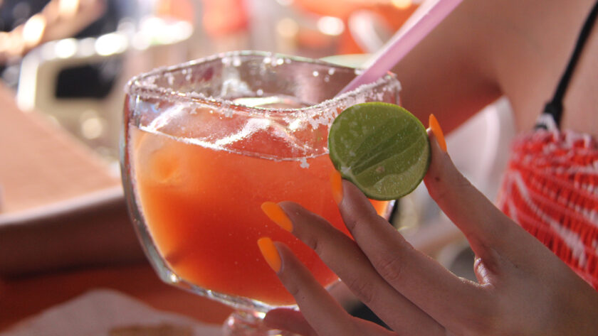 Iced Coffee, Aperol Spritz und Matcha – die angesagtesten Sommerdrinks jetzt als stylische Maniküre-Looks.