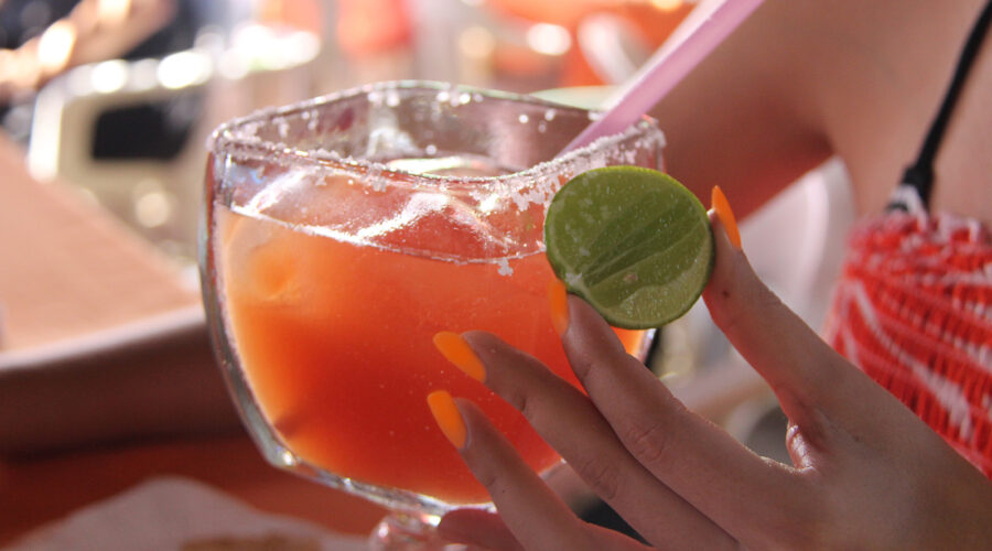 Iced Coffee, Aperol Spritz und Matcha – die angesagtesten Sommerdrinks jetzt als stylische Maniküre-Looks.