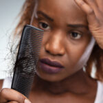 Welche Ursachen könnten hinter Haarausfall stecken?