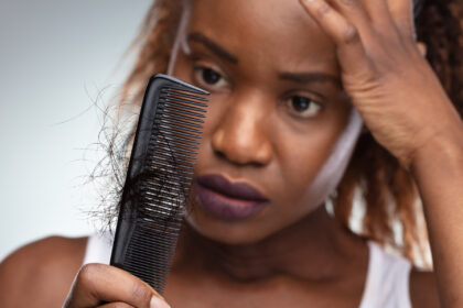 Welche Ursachen könnten hinter Haarausfall stecken?