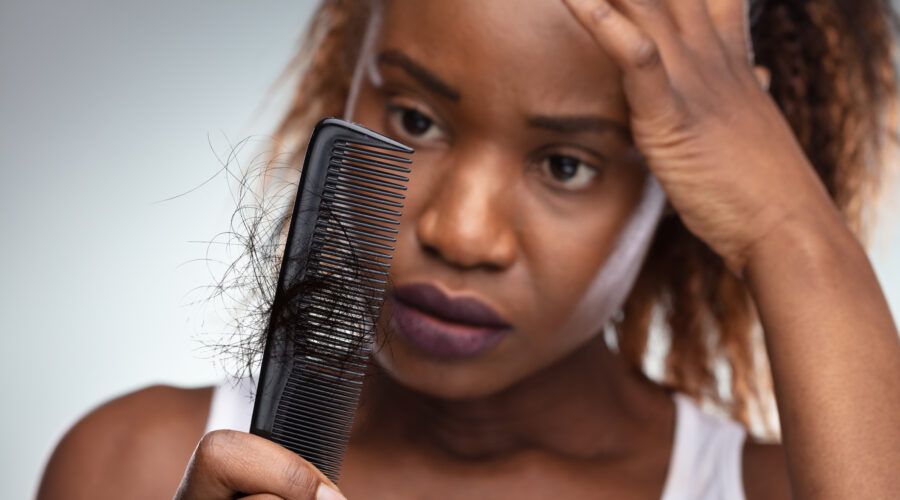 Welche Ursachen könnten hinter Haarausfall stecken?