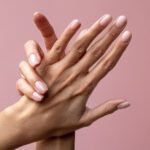 Frozen Rosé Nails, inspiriert von Hailey Bieber