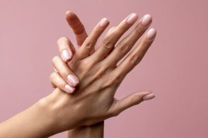 Frozen Rosé Nails, inspiriert von Hailey Bieber