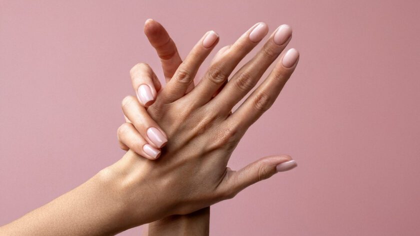 Frozen Rosé Nails, inspiriert von Hailey Bieber