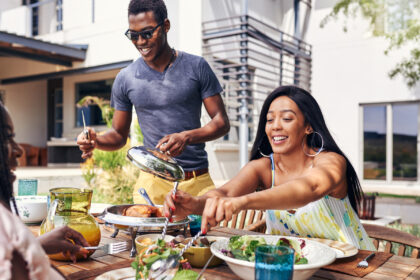 Unser innerer Rhythmus steuert, wann und wie wir essen. Im Sommer bringt zirkadianes Essen mehr Leichtigkeit, Energie und erholsamen Schlaf.