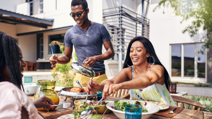 Unser innerer Rhythmus steuert, wann und wie wir essen. Im Sommer bringt zirkadianes Essen mehr Leichtigkeit, Energie und erholsamen Schlaf.