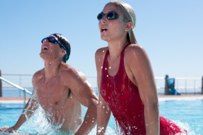 Ein Pool-Workout stärkt Muskeln, Koordination & Ausdauer – perfekt für den Sommer und ganz ohne Gym & Equipment.