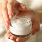 Auf Social Media wird Phenoxyethanol kontrovers diskutiert: Einige warnen vor Hautproblemen, doch ist es wirklich gefährlich?