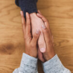 Frau nimmt Hand von Mann