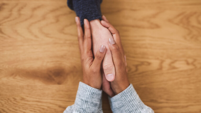 Frau nimmt Hand von Mann