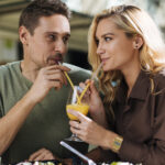 Pärchen trinkt Orangensaft und isst