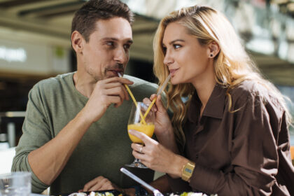 Pärchen trinkt Orangensaft und isst