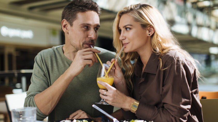 Pärchen trinkt Orangensaft und isst