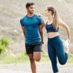 Paar wärmt sich vor dem Joggen auf