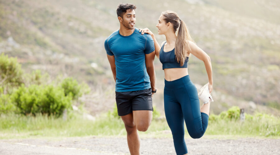 Paar wärmt sich vor dem Joggen auf