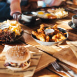 Cholesterin gilt oft als ungesund – doch nicht alle cholesterinreichen Lebensmittel schaden. Welche sind gut, welche sollte man meiden?