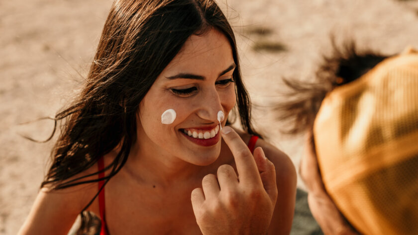 Sonnencreme: So schmierst du sie am besten ein