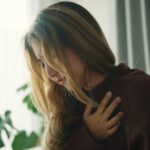 Ein emotionaler Schock kann das Herz buchstäblich lähmen – das Broken-Heart-Syndrom macht seelischen Schmerz körperlich spürbar.