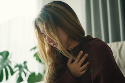 Ein emotionaler Schock kann das Herz buchstäblich lähmen – das Broken-Heart-Syndrom macht seelischen Schmerz körperlich spürbar.