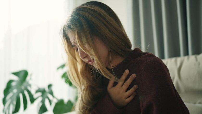 Ein emotionaler Schock kann das Herz buchstäblich lähmen – das Broken-Heart-Syndrom macht seelischen Schmerz körperlich spürbar.