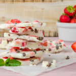 Frozen Yogurt Bark ist die leichte, gesunde Eis-Alternative – perfekt für Genuss ohne Reue.