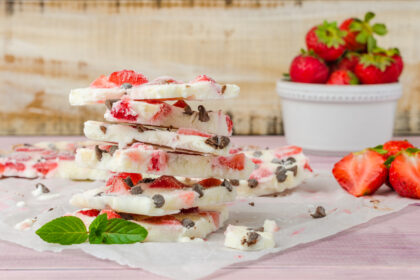 Frozen Yogurt Bark ist die leichte, gesunde Eis-Alternative – perfekt für Genuss ohne Reue.