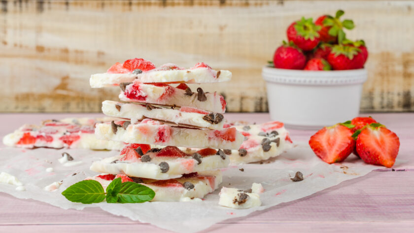 Frozen Yogurt Bark ist die leichte, gesunde Eis-Alternative – perfekt für Genuss ohne Reue.