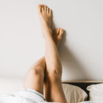 Frau beine hoch bett