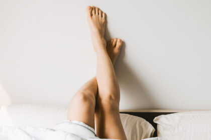 Frau beine hoch bett