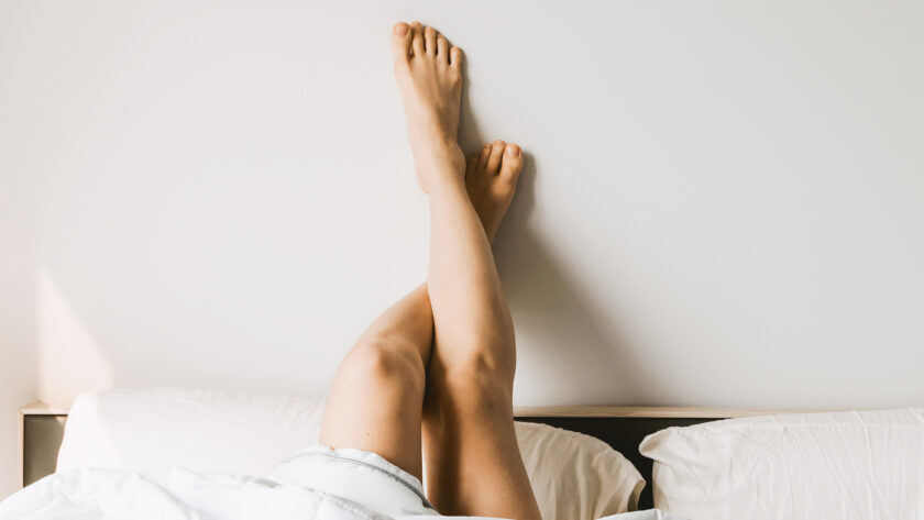 Frau beine hoch bett