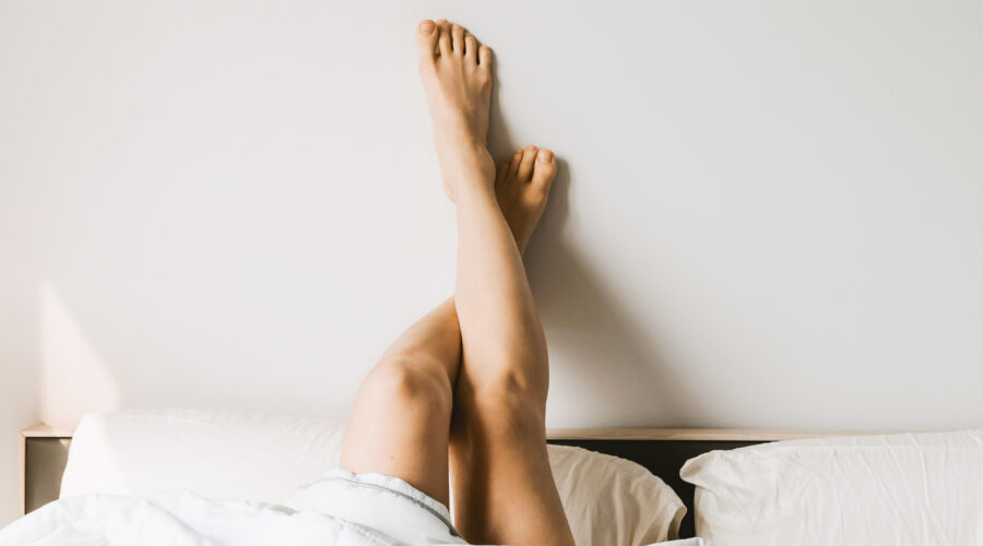 Frau beine hoch bett