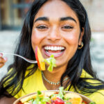 Retinol bleibt Anti-Aging-Favorit – doch der Trend geht weiter: Beauty-Fans setzen jetzt auch auf Vitamin-A-Foods für schöne Haut.