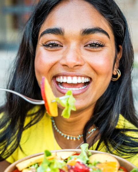 Retinol bleibt Anti-Aging-Favorit – doch der Trend geht weiter: Beauty-Fans setzen jetzt auch auf Vitamin-A-Foods für schöne Haut.