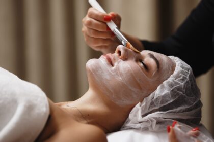 „High Maintenance“ im Trend: Auf TikTok gelten teure Beauty-Routinen als Statussymbol – doch lohnt der vierstellige Jahresaufwand?