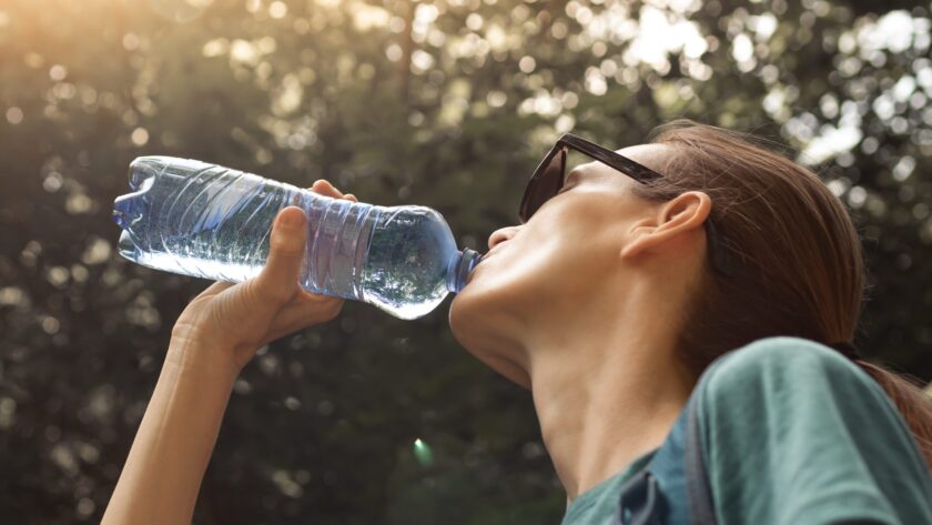 Frau trinkt aus flasche