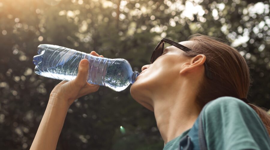 Frau trinkt aus flasche