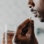 Mann nimmt Supplements