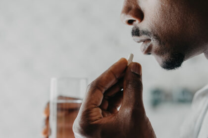 Mann nimmt Supplements