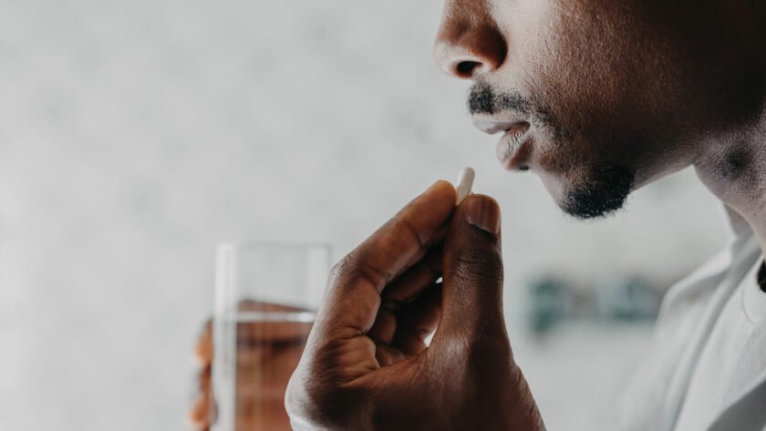 Mann nimmt Supplements