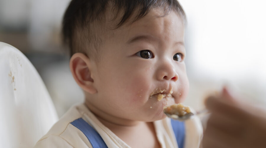 Baby isst Erdnüsse